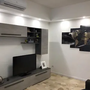 https://the-house-of-leo-appartamento-moderno-e-confortevole-65.it-lombardy.com
